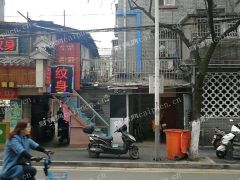  曼度正门口，酒吧一条街，人口爆满