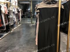 三楼正对扶梯口服装店转让