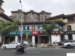 临街旺铺出售，实用面积近500平米，层高6.8米还可以隔层