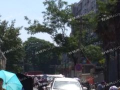 在理工大学一号门到孝陵卫菜场之间，地铁必经之路，人流量超大