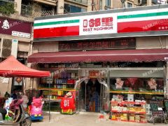  小区大门口，生意好人流量大